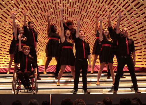 the cast of Glee performing